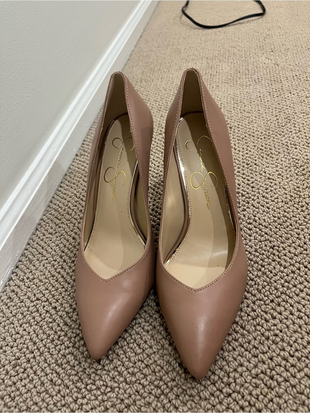 Like new! Classic Pointed-Toe High Heel Pumps in Nude - Picture 4 of 12